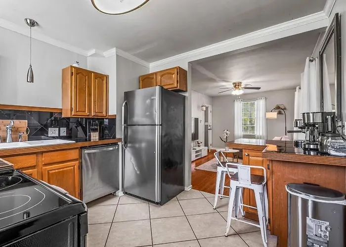 East Hill Oasis Near Beaches & Downtown Apartment