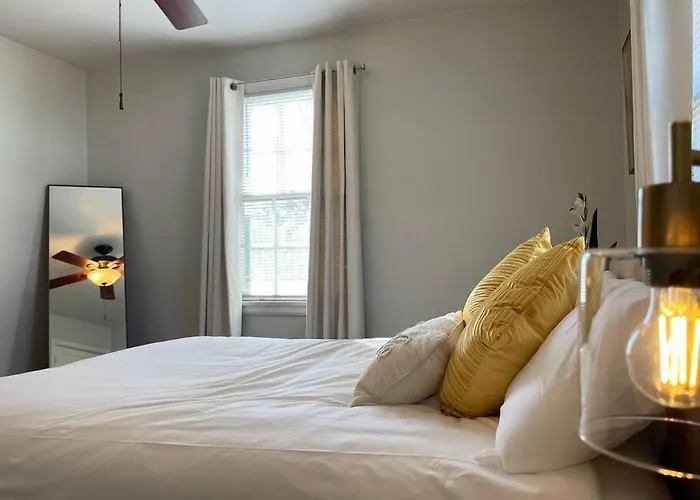 East Hill Oasis Near Beaches & Downtown Apartment *