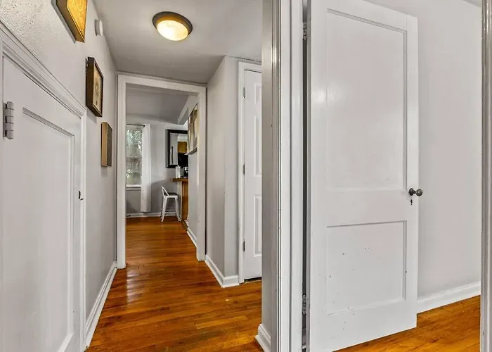 East Hill Oasis Near Beaches & Downtown Apartment *
