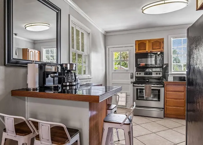 Apartment East Hill Oasis Near Beaches & Downtown *