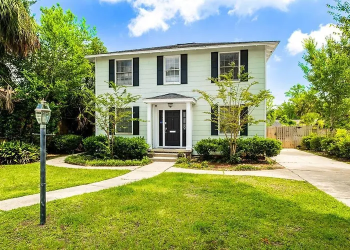 East Hill Oasis Near Beaches & Downtown Apartment