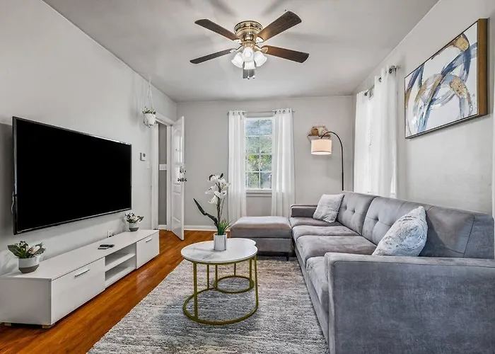 East Hill Oasis Near Beaches & Downtown Apartment *