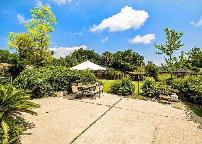East Hill Oasis Near Beaches & Downtown Apartment