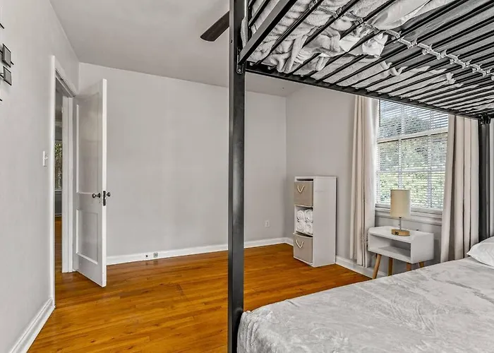 East Hill Oasis Near Beaches & Downtown Apartment *